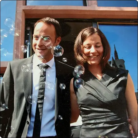 Hochzeitspaar bei Feier in der Eventlocation Weingarten Frankfurt mit romantischer Atmosphäre