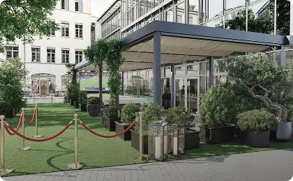 Außenbereich der Eventlocation Weingarten Frankfurt mit überdachter Terrasse und begrünten Pflanzkübeln
