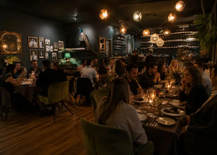 Private Dinner Party im Weingarten Frankfurt mit Gästen im Restaurant